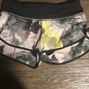 Lululemon size 4 speed up running shorts 2.5